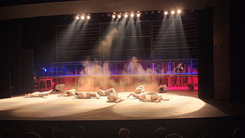 Iranpress: Iranians welcome Iraqi theater show