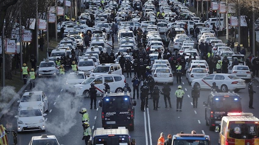 Iranpress: Healthcare workers, taxi drivers, tachers striking in in Barcelona, Spain