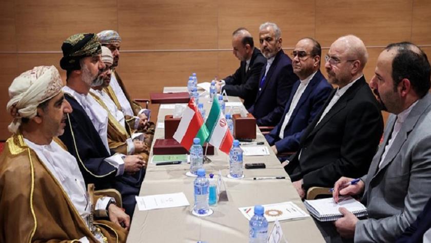 Iranpress: Iran, Oman urge boosting economic ties