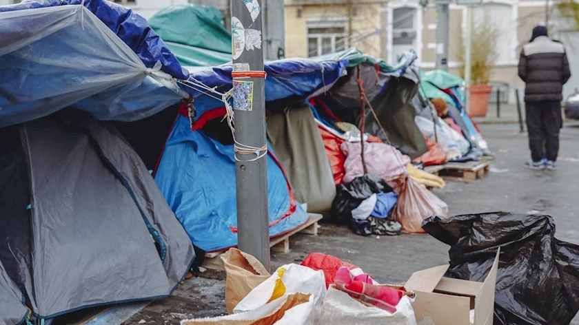Iranpress: Number of French homeless people doubles in last decade