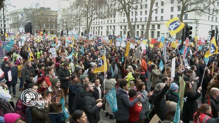 Iranpress: British teachers stage protests against low wages