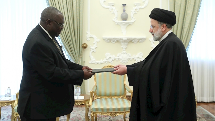 Iranpress: Tehran, Harare have great capacities to promote bilateral cooperation