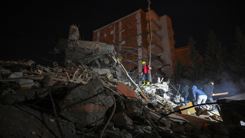 Iranpress: Syria welcomes any unpolitical initiative for helping earthquake victims