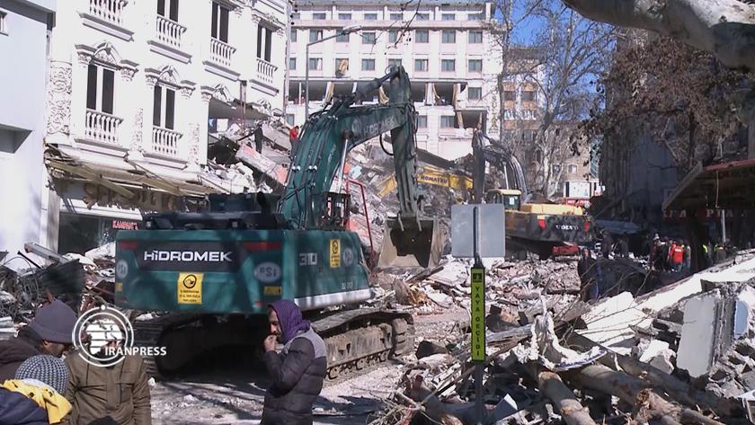 Iranpress: Quake hit Turkish residents call for faster relief service