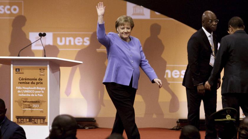 Iranpress: Angela Merkel receives peace prize for her refugee policy