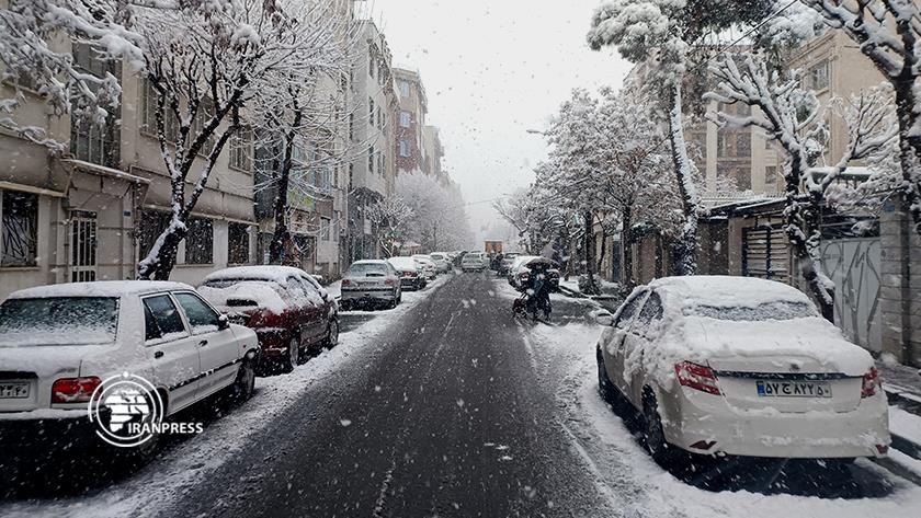 Iranpress: February; Snowfall in Tehran
