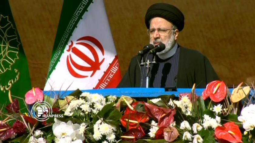 Iranpress: President: Islamic Revolution was realization of the miracle of the century