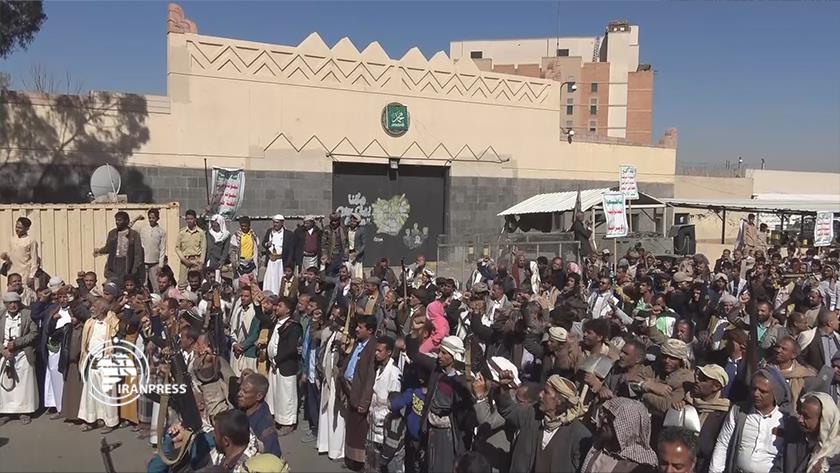 Iranpress: Gathering of Yemenis in front of the US Embassy in Sana