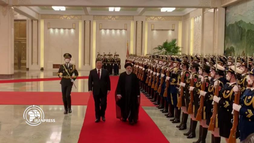 Iranpress: Pres. Raisi officially welcomed by Jin Ping