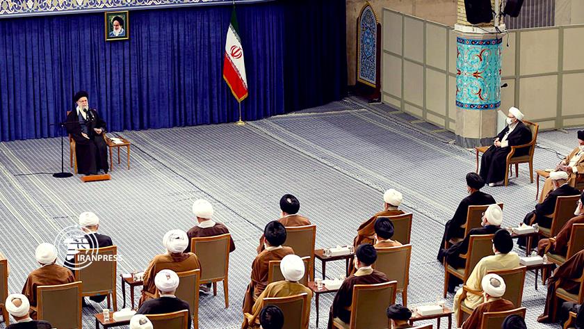 Iranpress: Leader receives members of Assembly of Experts