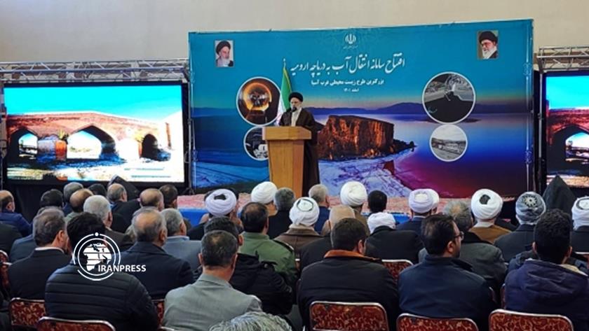 Iranpress: Raisi: Restoration of Lake Urmia national concern