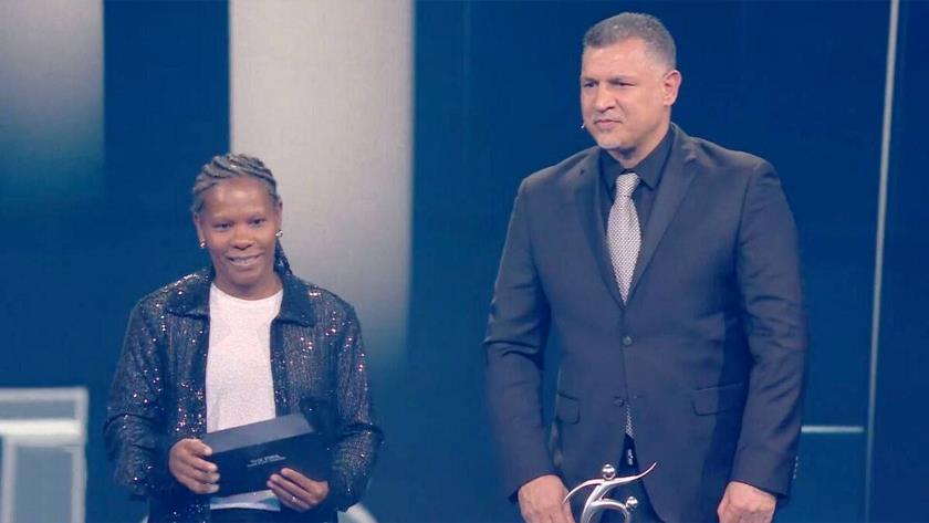 Iranpress: Ali Daei presents fairplay award to Lukashvili at FIFA ceremony