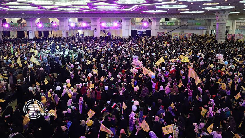 Iranpress: Over 3 million pilgrims attend Jamkaran Mosque on Mid-Shabban