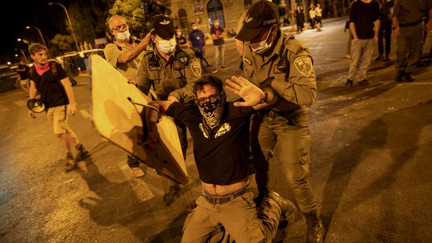 Iranpress: Israeli Police attack anti-Bibi protesters