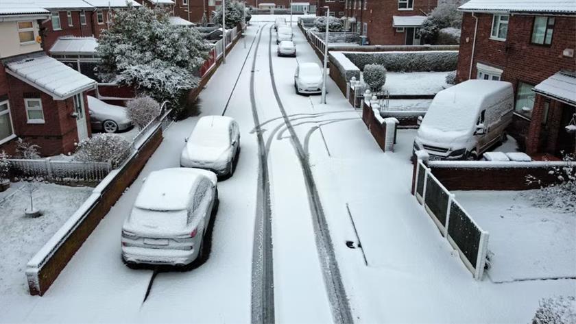 Iranpress: Heavy snow brings terrible conditions to UK