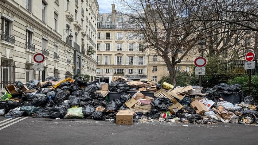 Iranpress: As pension strike continues, Garbage tarnishes Paris luster 