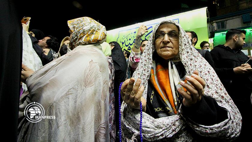 Iranpress: People in Tehran mark beginning of Persian New Year at holy shrines