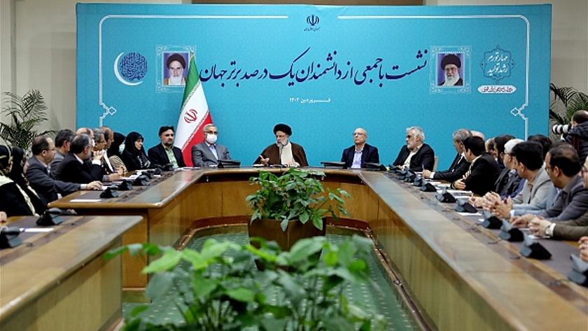 Iranpress: Raisi urges Iranian scientists to provide solution for problems