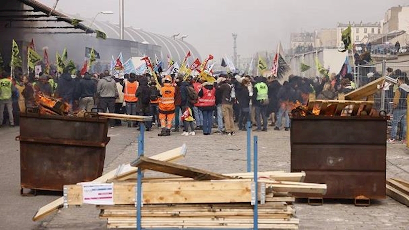 Iranpress: Thousands of people in Lyon protest French pension reform