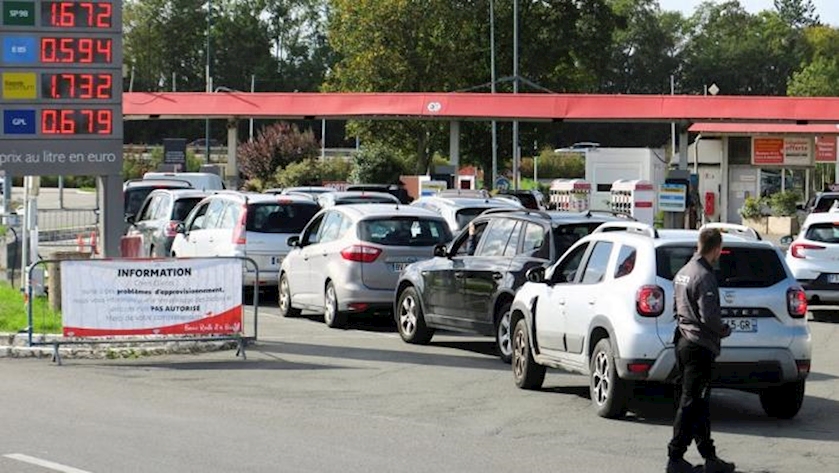 Iranpress: One-third of gas stations in Paris region hit by fuel shortages