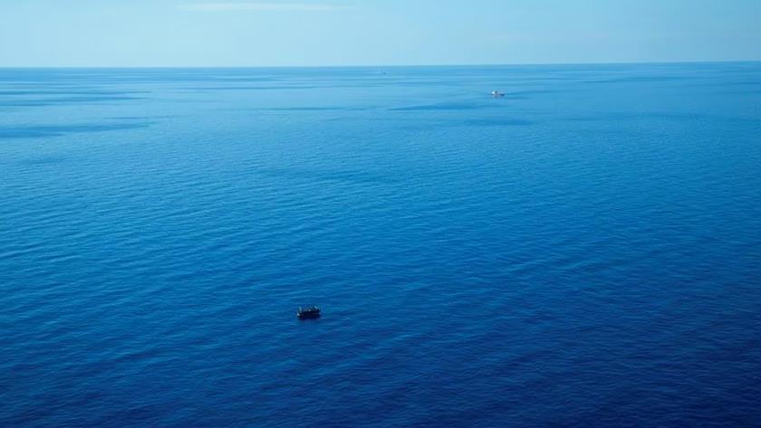 Iranpress: Boat with 400 migrants adrift between Greece and Malta 