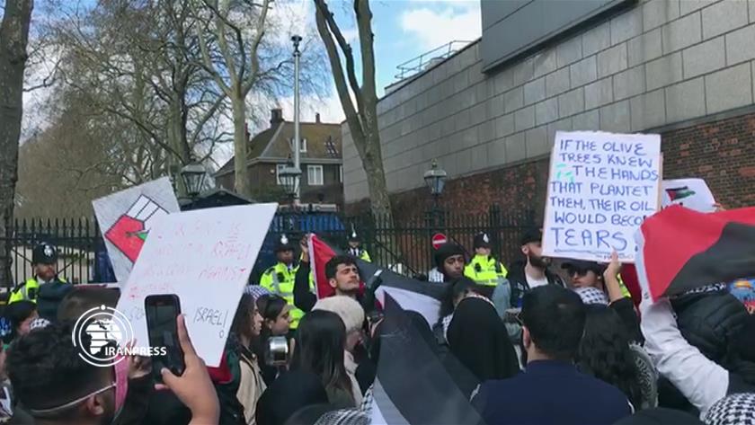 Iranpress: Supporters of Palestine demonstrate in front of Israeli embassy in London