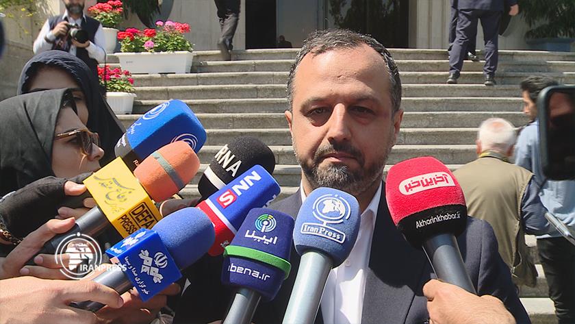 Iranpress: Economy minister announces new regulations for production surge