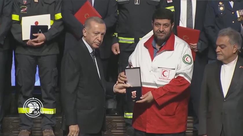 Iranpress: Erdogan honors Iranian Red Crescent staff for helping quake victims 