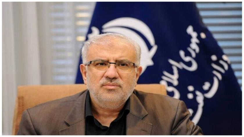 Iranpress: Hoveizeh Refinery collects harmful gases from the environment 