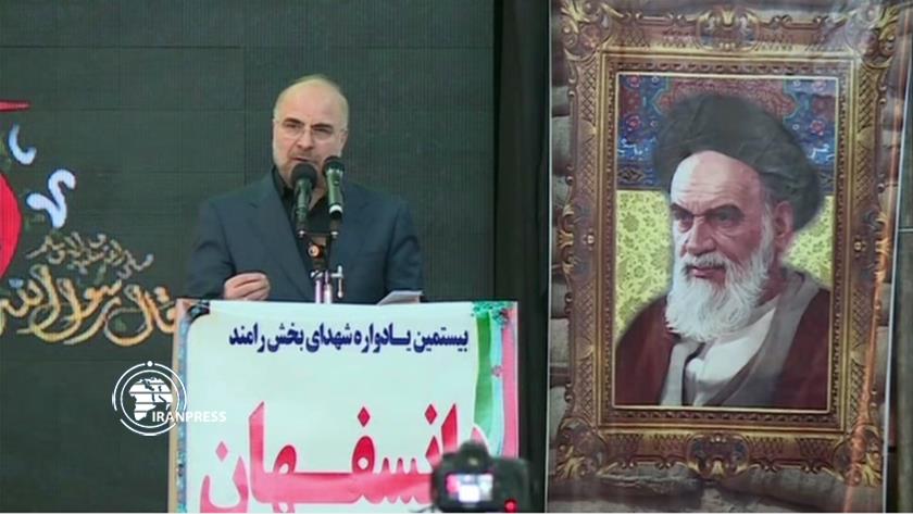 Iranpress: Parl. Speaker says people should manage economy