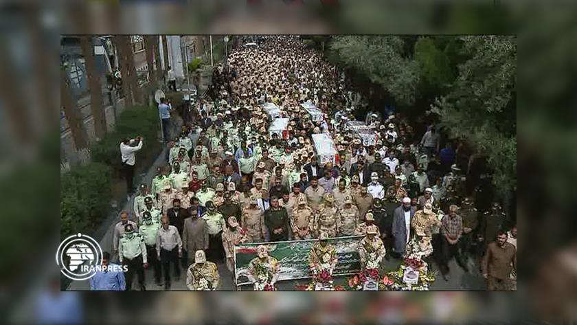 Iranpress: Iranian nation bids farewell to 5 martyred border guards in Zahedan