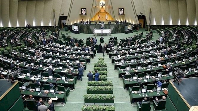 Iranpress: Dual nationals banned from Iran