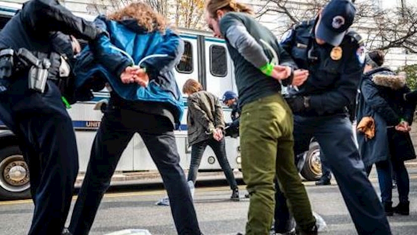Iranpress: Police arrests more than 1,500 climate activists in Netherlands