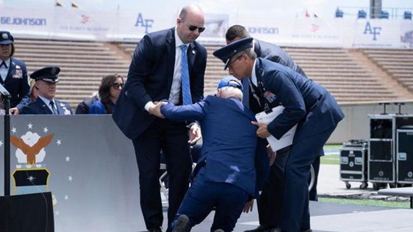 Iranpress: Biden falls at US Air Force Academy graduation ceremony