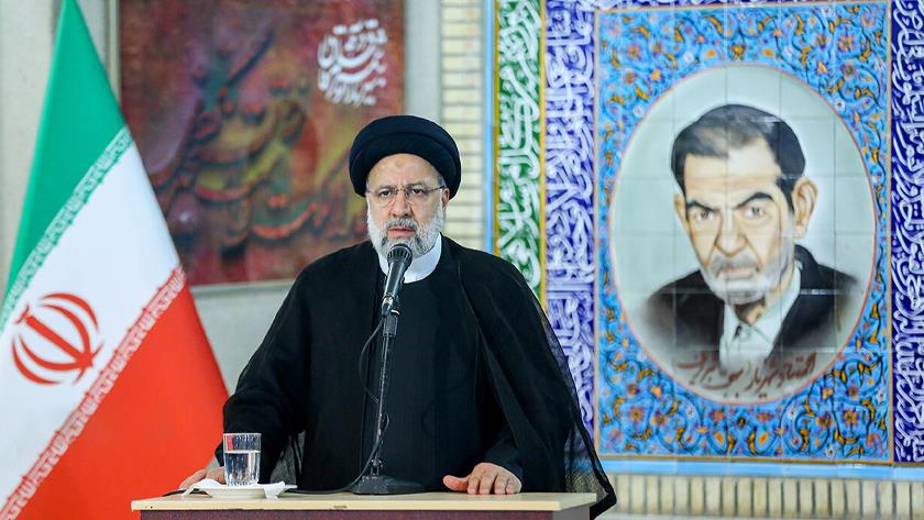 Iranpress: Persian poetry means of transmitting values to generations: Raisi