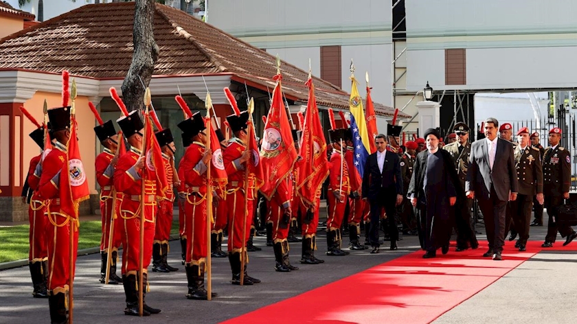 Iranpress: President Raisi officially welcomed by his Venezuelan counterpart