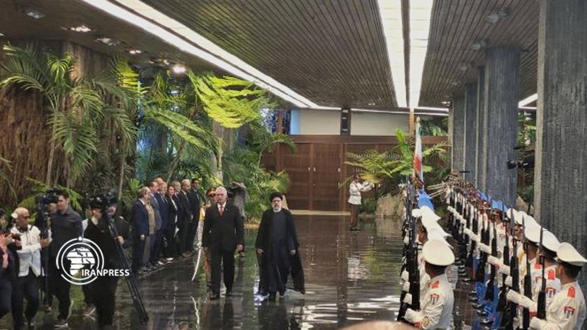 Iranpress: Cuban president welcomes President Raisi in Havana