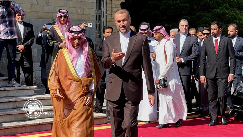 Iranpress: Iranian FM receives his Saudi counterpart in Tehran