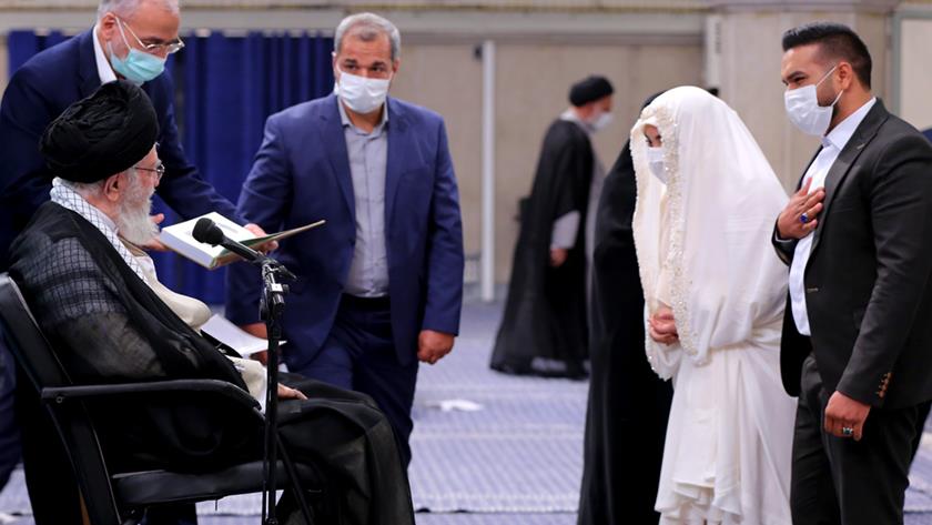 Iranpress: Leader receives families of the martyrs