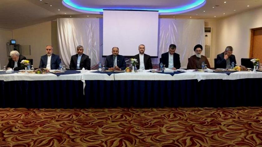 Iranpress: Amir-abdollahian holds meeting with heads of Iranian institutions in UAE