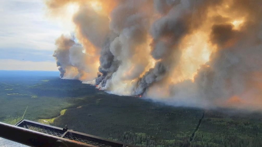 Iranpress: Over 400 wildfires burning in Canada, 213 out of control