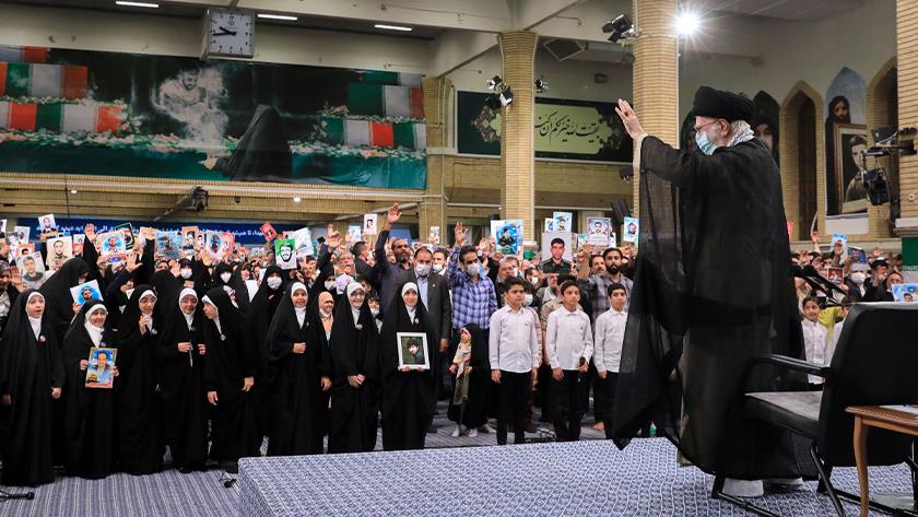 Iranpress: Leader: Artists should be role models for younger generations