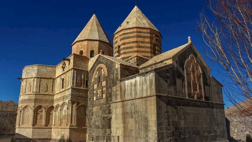 Iranpress: 3K Armenians attend Chaldiran for Badarak Religious Ceremony