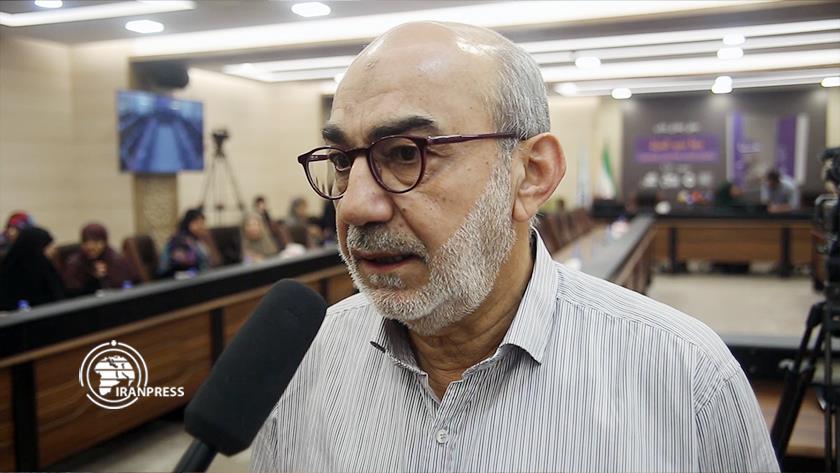 Iranpress: Woman, family in Leader