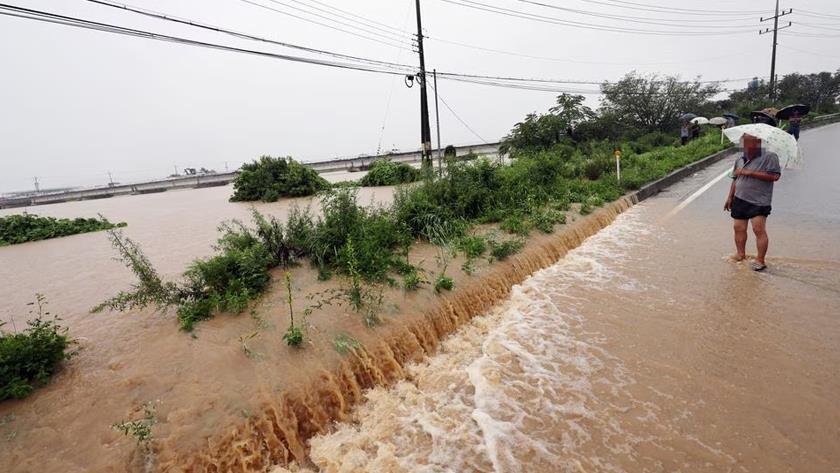 Iranpress: South Korea landslides, floods kill 7, over 1,000 evacuated