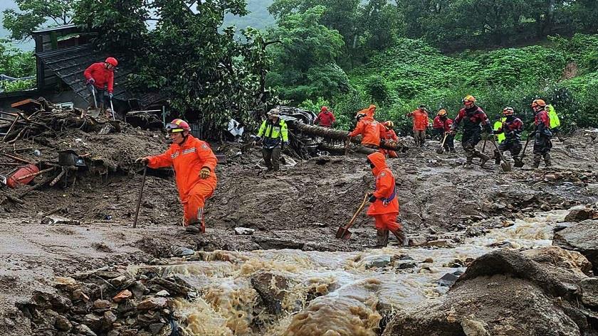 Iranpress: Death toll of heavy rain, flood in South Korea rises to 33 