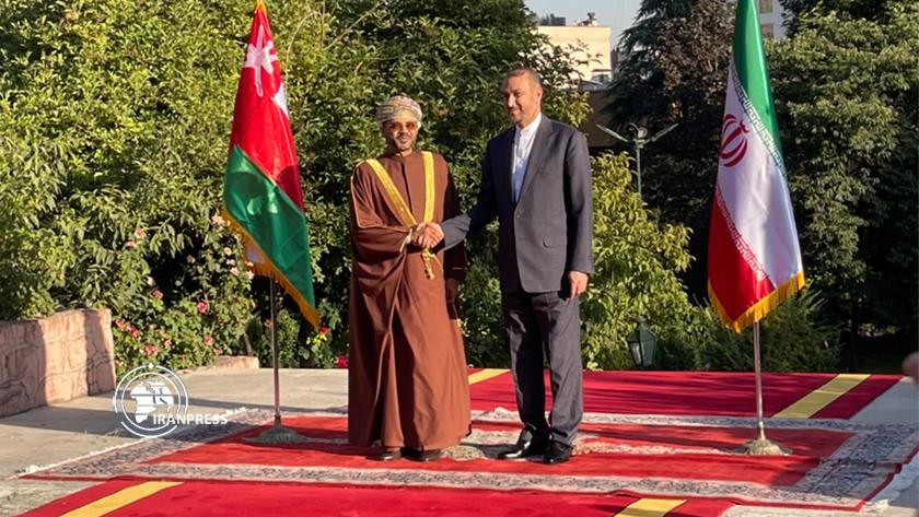 Iranpress: Iran’s FM receives Omani counterpart