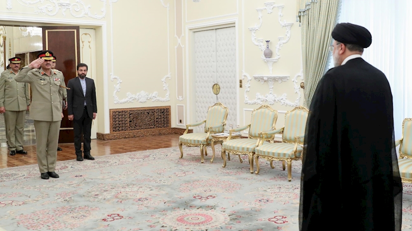 Iranpress: Iran seeks safe, economic borders with neighbors: Raisi