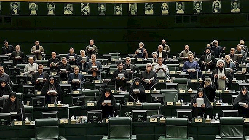 Iranpress: Iranian lawmakers raise holy Quran to condemn its desecration 