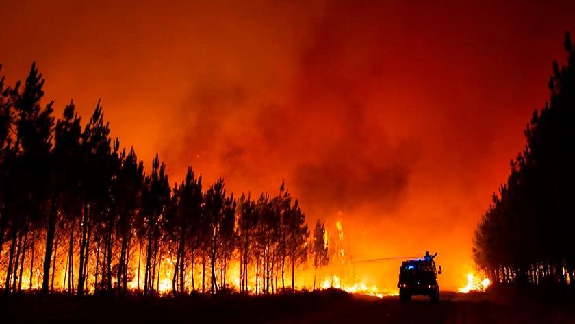 Iranpress: Massive wildfire in Greece forces thousands of people to evacuate